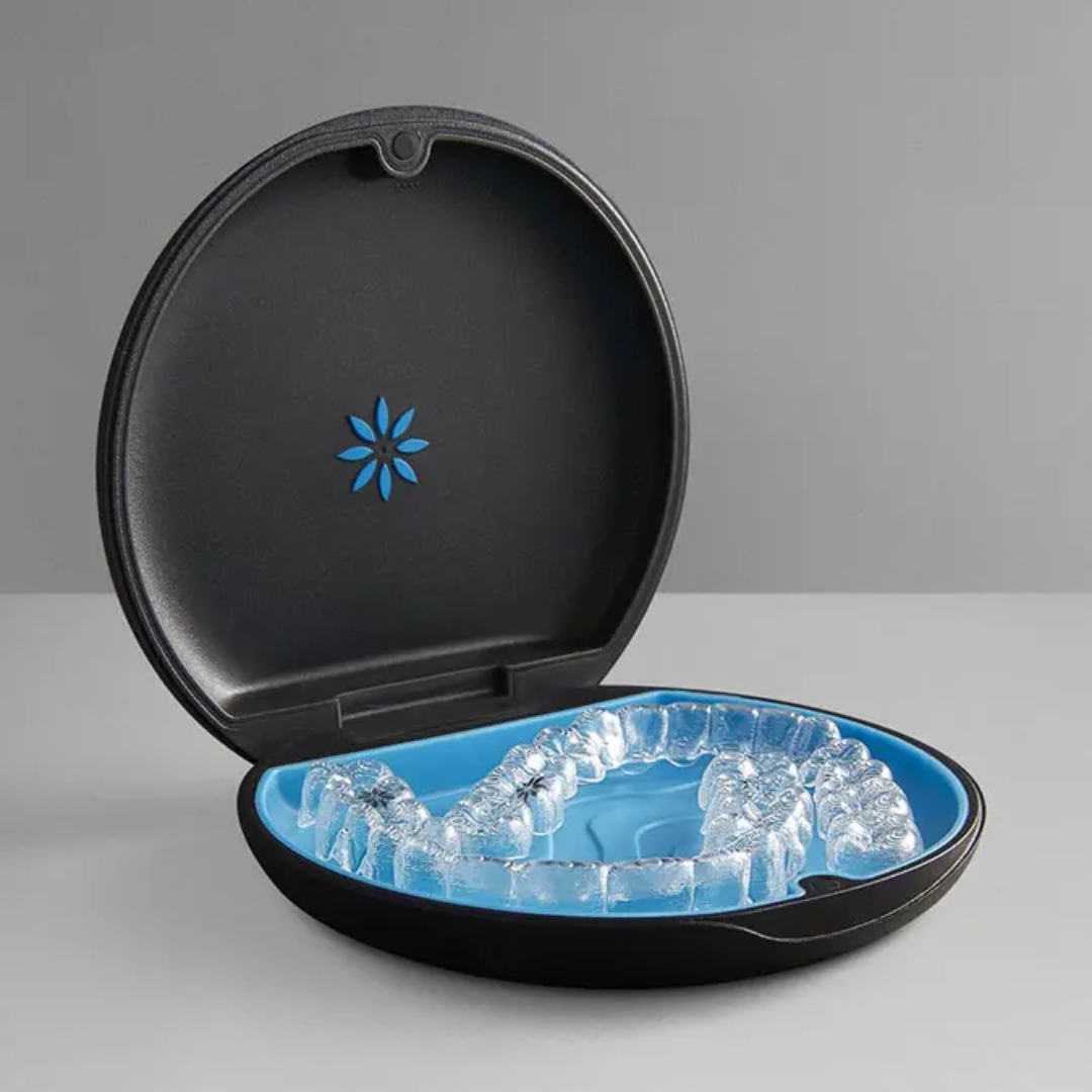 Alinhadores Transparentes armazenados em estojo personalizado, representando higiene e cuidado no uso diário do tratamento.